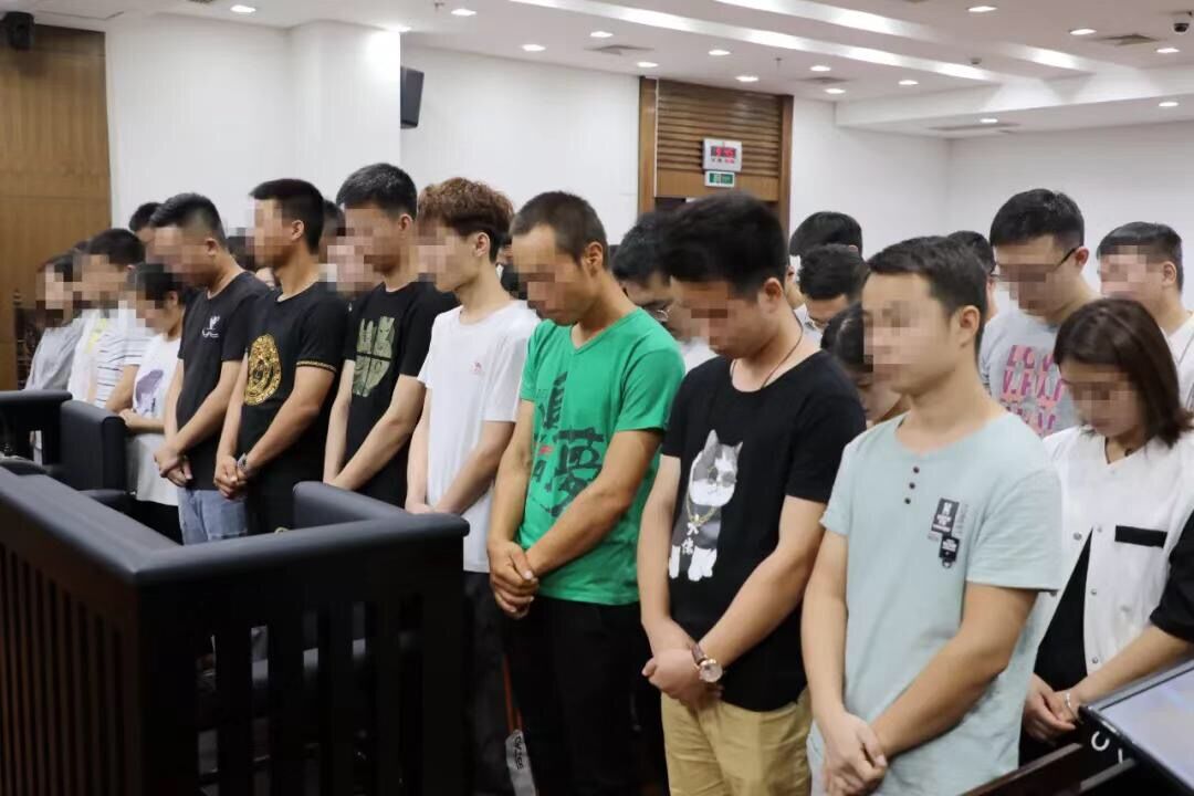 团伙操控邮币卡涨跌扮白富美诈骗过亿106人受审主犯被判无期